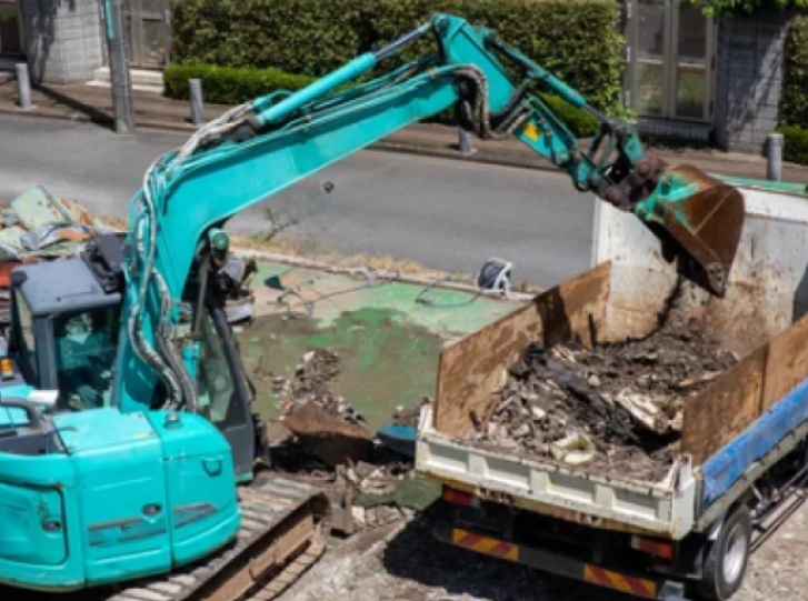 ショベルカーでトラックに積み込み